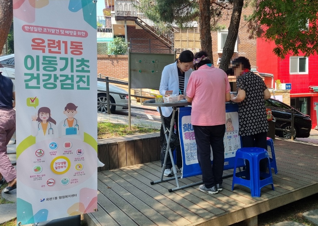 연수구는 동 행정복지센터 간호직 공무원의 전문 역량을 활용해 보건복지 복합 수요가 있는 주민에게 맞춤형 통합 서비스를 제공하는 2026년 동(洞) 중심 마을건강복지 사업을 본격 추진한다